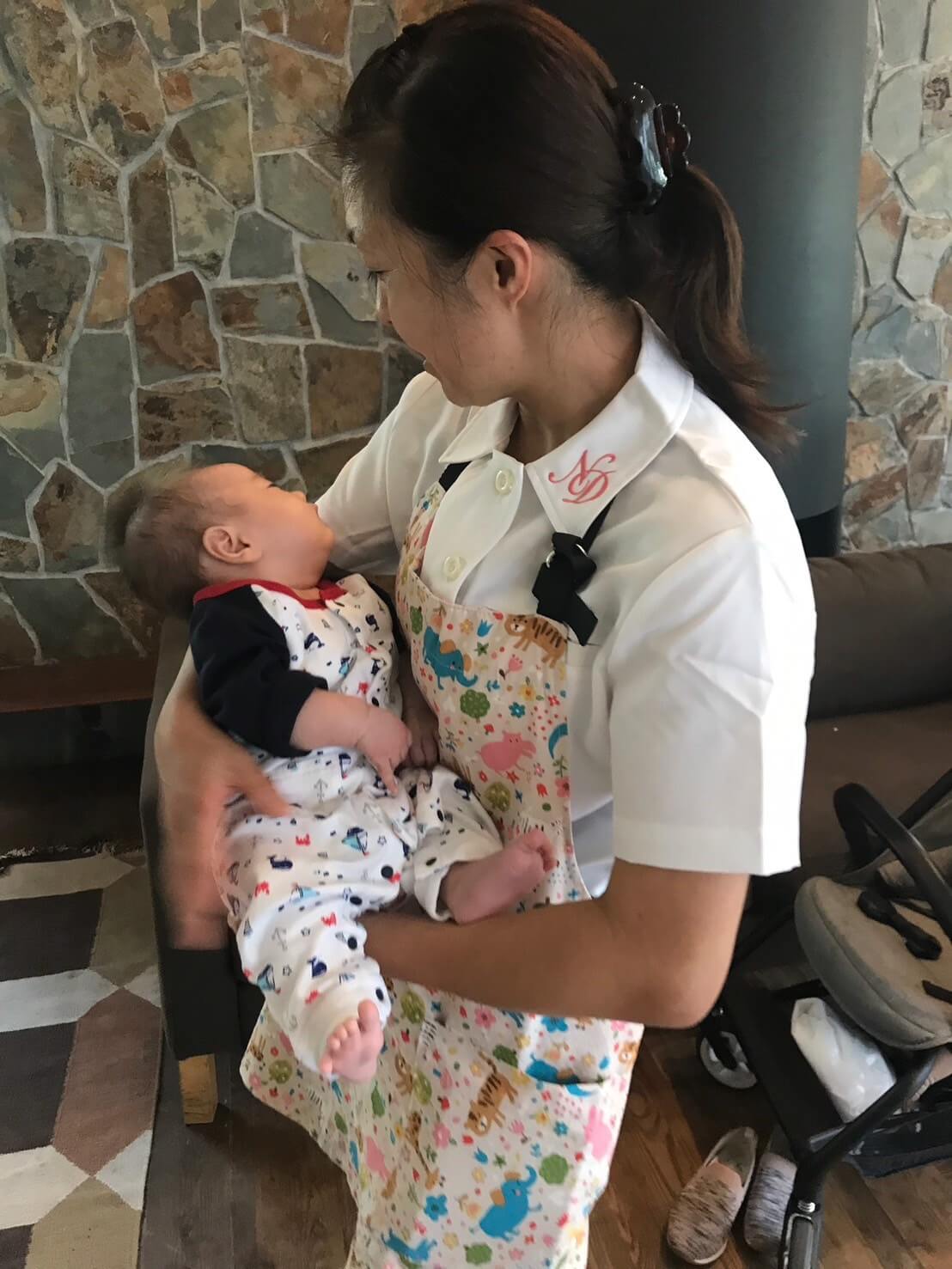 赤ちゃんを抱っこしている様子